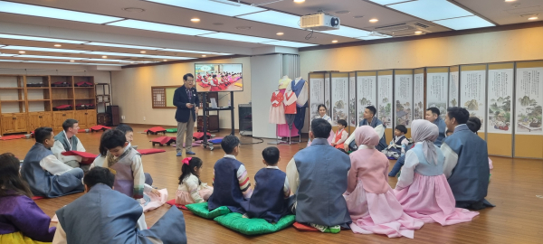 공군대학 외국군 수탁장교 대상 효문화 및 전통 예절 체험 진행 모습