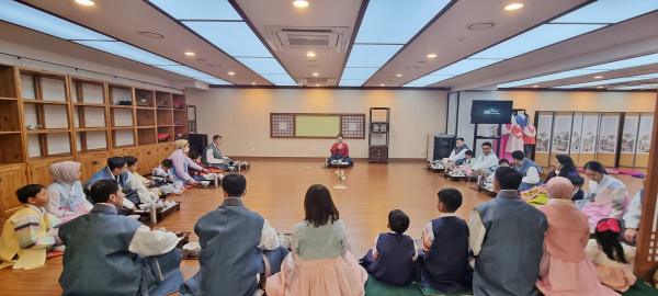 공군대학 외국군 수탁장교 대상 효문화 및 전통 예절 체험 진행 모습
