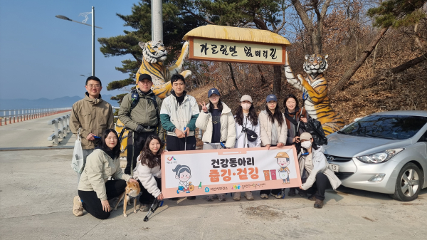 지난 9일 팔봉면 범머리길에서 진행된 건강동아리 줍깅·걷깅 동아리 활동 모습