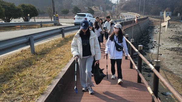 지난 9일 팔봉면 범머리길에서 진행된 건강동아리 줍깅·걷깅 동아리 활동 모습