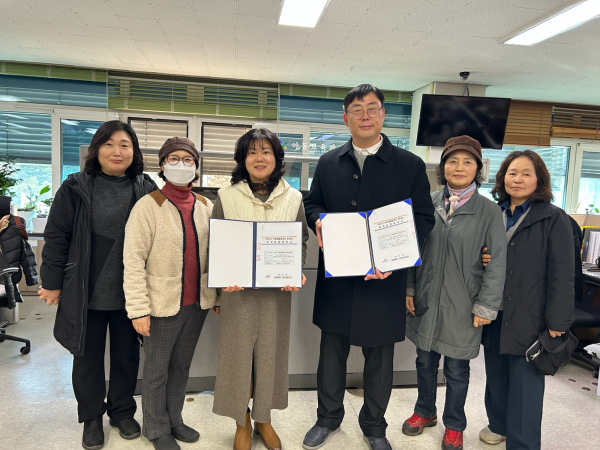 다함께돌봄센터 8호점 위탁운영 협약 체결 모습