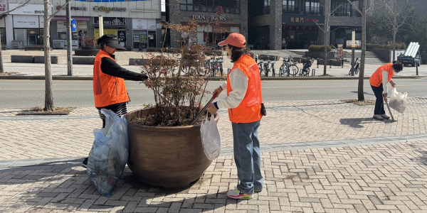 아이돌봄광역지원센터 섬섬옥수, 한솔동 일대서 줍킹활동 진행 모습