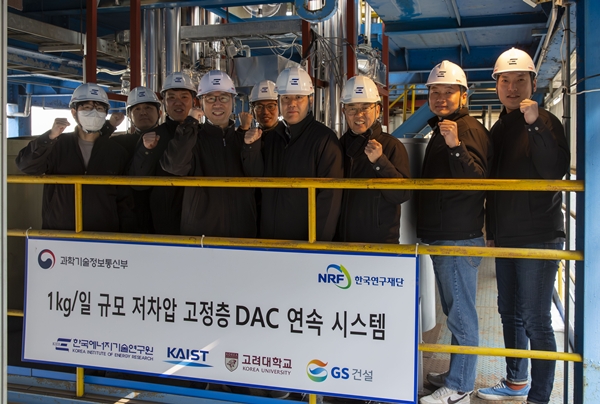 (왼쪽부터) 에너지연 전동혁 박사, 이동호 박사, 김재영 기술원, 박영철 박사, 황윤태 선임기술원, 김현욱 박사, 조성호 박사, 김정민 선임기술원, 문동규 박사)