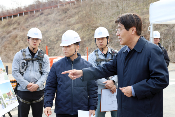 김형렬 행복청장(오른쪽 첫번째)이 국가재난대응시설 건설현장에서 안전관리 실태를 점검하고 있다