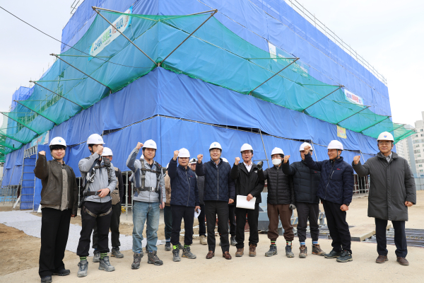 김형렬 행복청장(왼쪽에서 다섯번째)이 국가재난대응시설 건설현장에서 현장 관계자와 안전구호를 외치며 결의를 다지고 있다