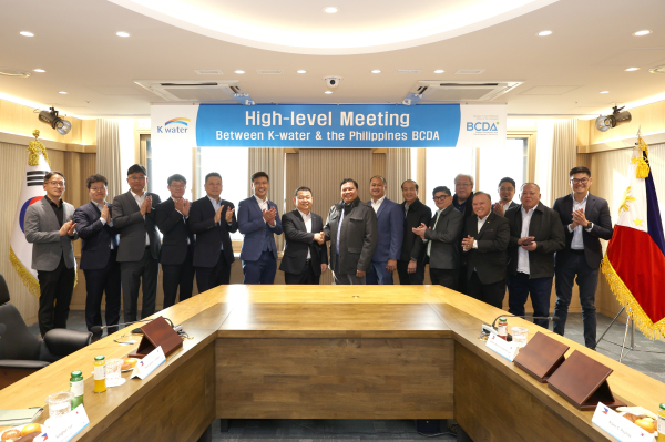 12일, 윤석대 한국수자원공사 사장(사진 왼쪽 일곱 번째)이 대전 본사에서 필리핀 기지전환개발청 이사진(사진 왼쪽 여덟 번째 힐라리오 B. 파레데스(Hilario B. Paredes) 이사회 의장, 사진 왼쪽 여섯 번째 조슈아 M.빙캉(Joshua M.Bincang) 청장) 등 관계자들을 만나고 기념사진