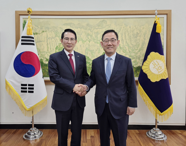 이완섭 서산시장이 13일 국회를 방문해 주호영 국회부의장을 만나 주요 현안에 대해 설명했다.