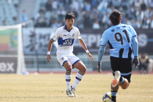 상대 공격수를 수비하고 있는 이은범