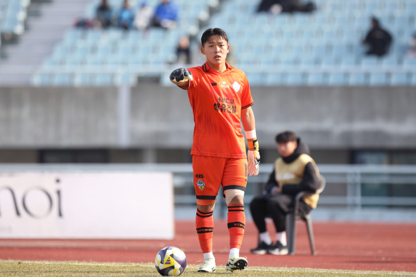 수비라인을 조정하고 있는 신송훈