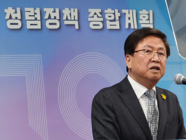 기자회견 하는 최교진 세종시교육감