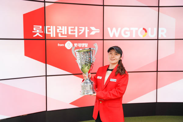 '2025 롯데렌탈 롯데렌터카 WGTOUR’ 3차 대회 우승자 김하니가 트로피를 들고 기념사진을 촬영하고 있다.