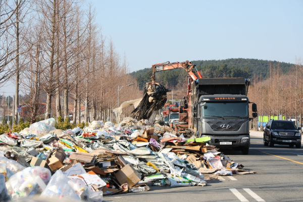 17일 태안읍 태안종합운동장 인근에서 진행된 ‘2025년 제1차 숨은 자원 찾기’ 행사 모습.