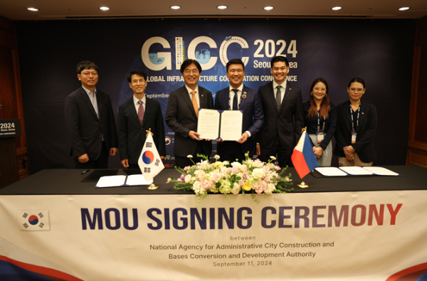 2024년 9월 11일 김형렬 행복청장(왼쪽에서 세번째)과 필리핀 기지개발청 빙캉 청장(왼쪽에서 네번째)이 업무협약식을 마치고 기념사진