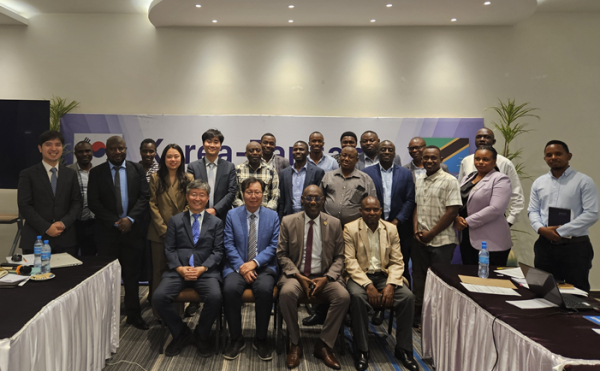 2024년 10월 21일 행복청 국제협력팀장(왼쪽에서 네번째)과 국내 교수진, 탄자니아 관계 공무원들이 세미나 이후 기념사진을 찍고 있다.