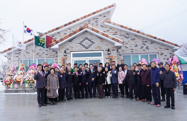 18일, 해미면 관유양지말길 10 일원에서 진행된 관유리 경로당 개관식 기념사진