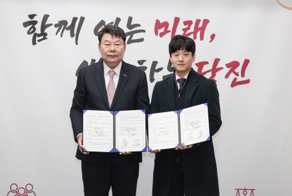 당진시-라온엠앤에스 배드민턴단 후원 협약체결 모습