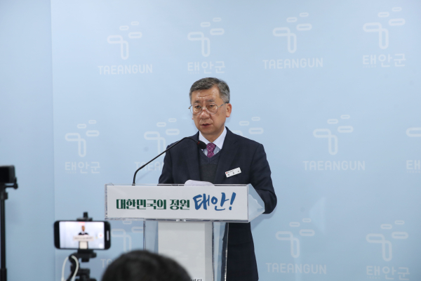 19일 군청 브리핑실에서 정례브리핑 중인 박준서 재무과장.