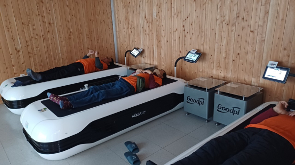 대한고엽제전우회 회원들의 아쿠아마사지 등 치유장비를 활용하여 마사지를 받고 있는 모습,