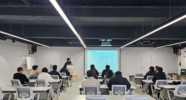 지난 19일 선문대학교 학생들이 옛 법원길 일원에서 대학 연계 원도심 현장학습 모습