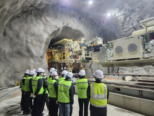 지난 19일, 평택~오송 건설공사 제4공구 터널 내부 현장견학 모습