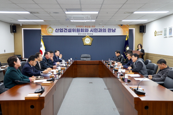 산업건설위원회, 계절근로자 고용주와 간담회 개최 모습