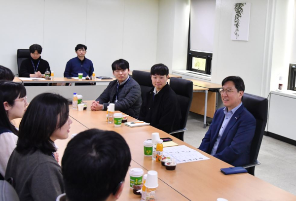 성창훈 사장이 타운 홀 미팅에 참석해 주니어 직원들과 진솔한 대화를 나누고 있다.