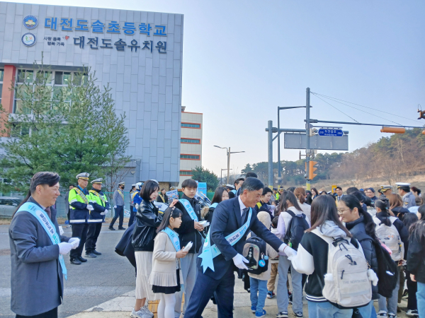 아이먼저 보내주세요! 어린이 교통안전 합동 캠페인 진행 모습