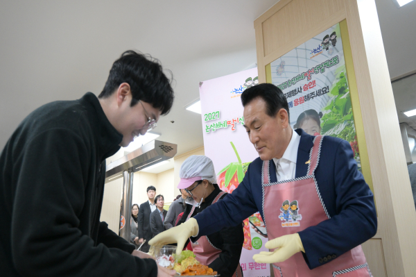 시청 구내식당에서 배식하는 백성현 논산시장과 이미영 셰프