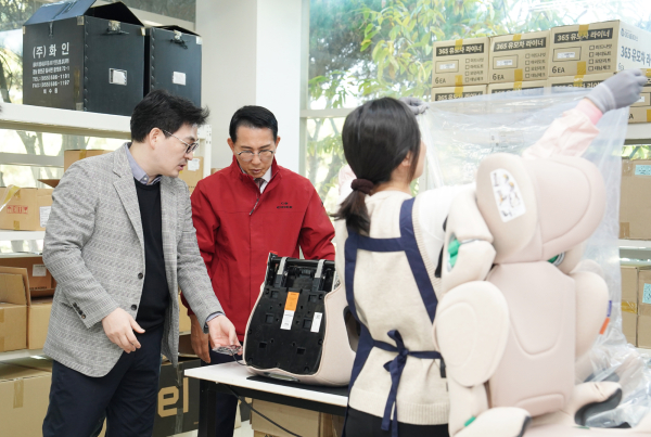 이완섭 서산시장이 지난해 11월 12일 운산면에 위치한 ㈜폴레드를 방문해 애로사항을 청취하는 모습