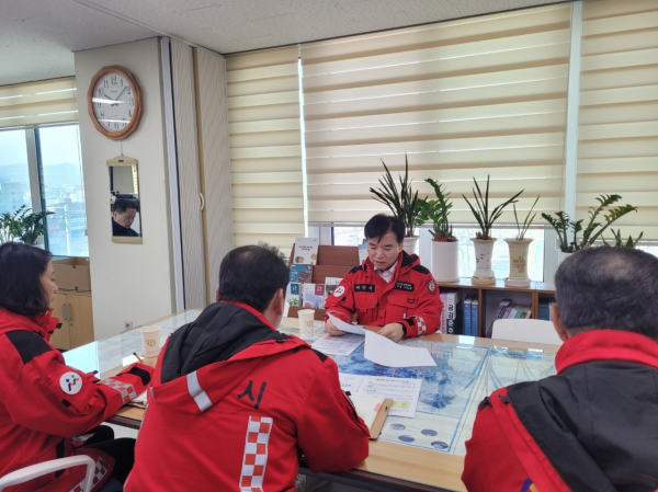 지난 23일 조일교 권한대행이 아산시 산불대응상황실을 방문하여 산불준비상황을 점검하고 있다.