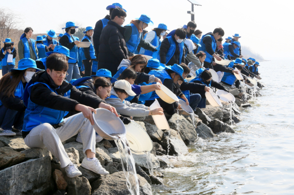 현대제철 해피프리즘 가족봉사단 7기가 22일 석문호 일원에서  세계 물의 날을 맞아 치어를 방생했다