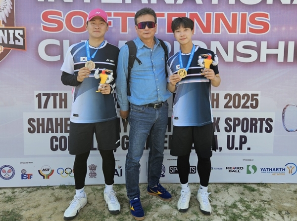 왼쪽부터 대전대 소프트테니스팀 홍상현 선수, 조홍석 감독, 황찬우 선수