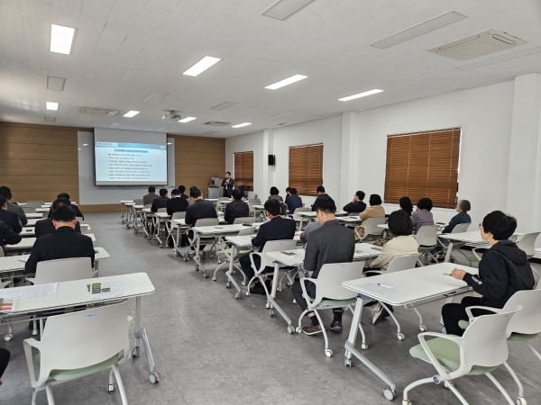 31개 읍면동장을 대상으로 산불교육을 진행하고 있다.