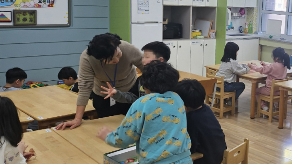 어르신들이 노인 일자리 사업을 통해 서비스를 제공하는 모습(초등돌봄)