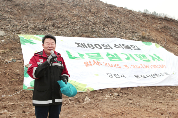 식목일 나무 심기 행사 모습