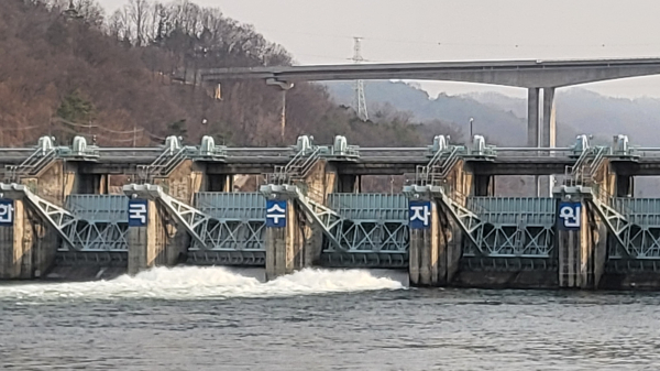 3월 26일, 안동댐에서 긴급 방류하고 있는 모습