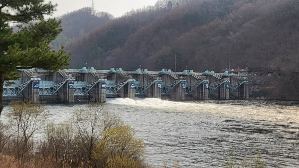 3월 26일, 안동댐에서 긴급 방류하고 있는 모습