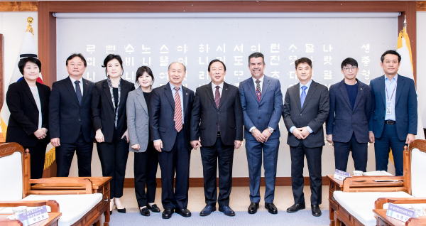 최민호 시장, 과테말라 산후안사카테페케스 시장과 면담 기념사진