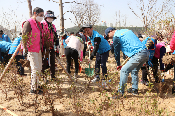 ​식목일 기념 나무심기 행사 진행 모습​