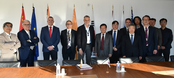 Pietro Barabaschi ITER 사무총장(왼쪽 다섯번째)과 정기정 ITER한국사업단장(왼쪽 여섯번째)