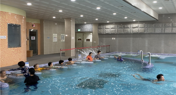 지난 2월 시니어 웰라이프 힐링 캠프에서 참가자들이 국립산림치유원에서 프로그램에 참여하고 있다.