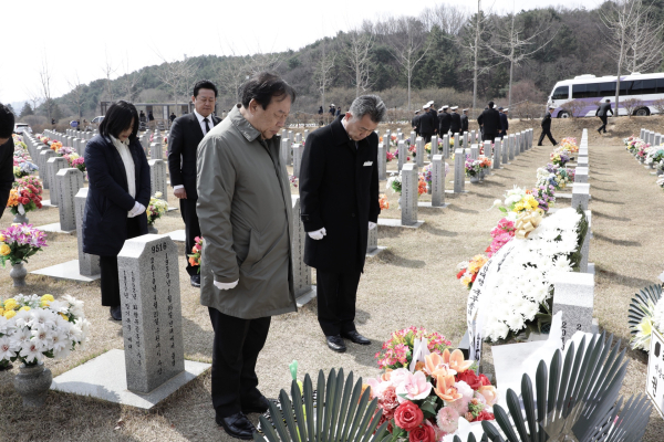 최민호 세종시장이 제10회 서해수호의 날 기념식에 참석해 서해수호 55용사 추모 모습