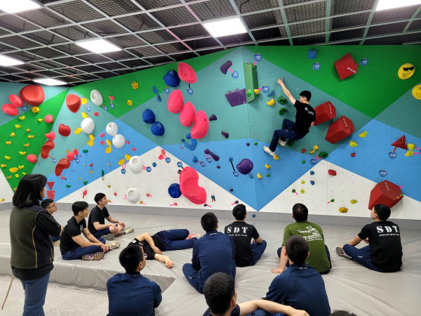28일, 참가 장병이 춘천숲체원에서 '스파이더 암벽체험'을 체험하고 있다.