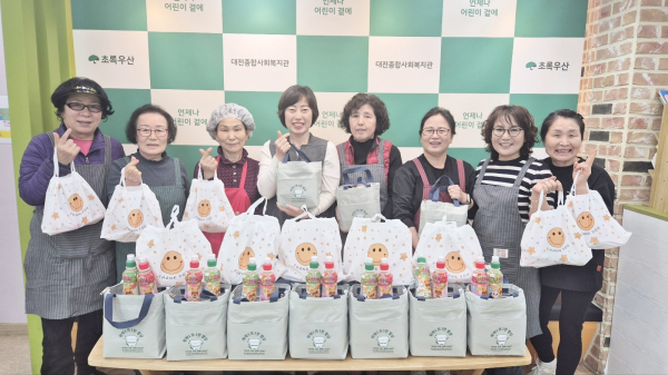 ‘씩씩한 밥상’ 밑반찬 제작 후 비래실버봉사단과 함께 기념사진