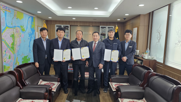 24일, 신탄진농협 본점에서 조합원 자녀 장학금 전달식 단체사진