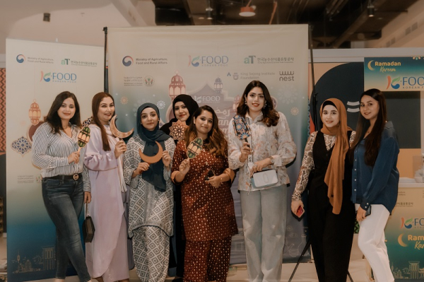 행사장에 방문해 기념사진 찍는 현지 대학생