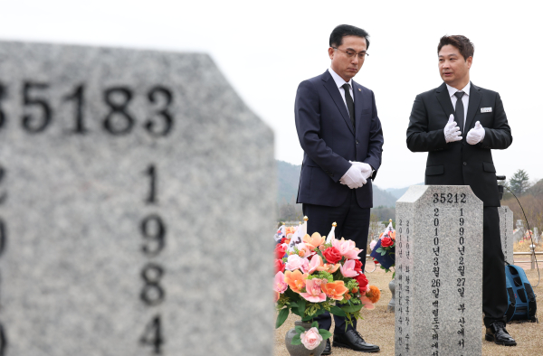 국립대전현충원을 찾아 유공자 묘역을 참배하는 박희조 동구청장