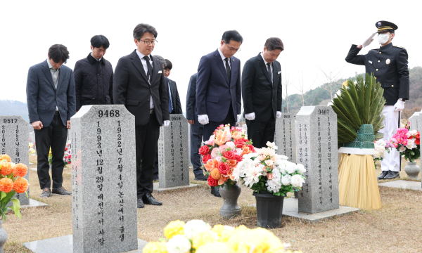 국립대전현충원을 찾아 유공자 묘역을 참배하는 박희조 동구청장