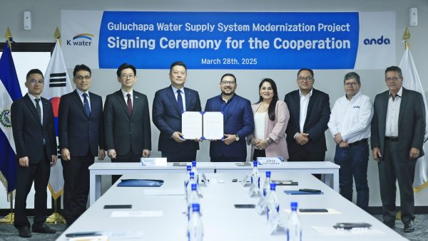 지난 28일, 엘살바도르 수도공사(ANDA)와 굴루차파(Guluchapa) 지역 물공급 시스템 현대화사업 참여와 기술협력에 관한 합의서(MOA)에 서명했다.(사진 가운데 왼쪽 한성용 한국수자원공사 글로벌사업본부장, 오른쪽 조지 카스타네다(Jorge Castaneda) 엘살바도르 수도공사 CEO)