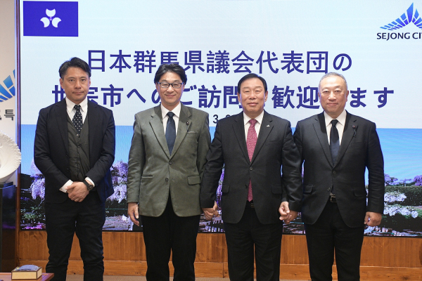 왼쪽부터 다카이 슌이치로 자민당 군마현 연합필두 부간사, 스도 가즈오미 군마현의회 의장, 최민호 시장, 이시타 야스노부 자민당 군마현련 간사장